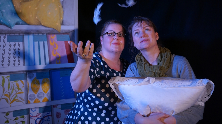 Frau Holle kauft Federkissen