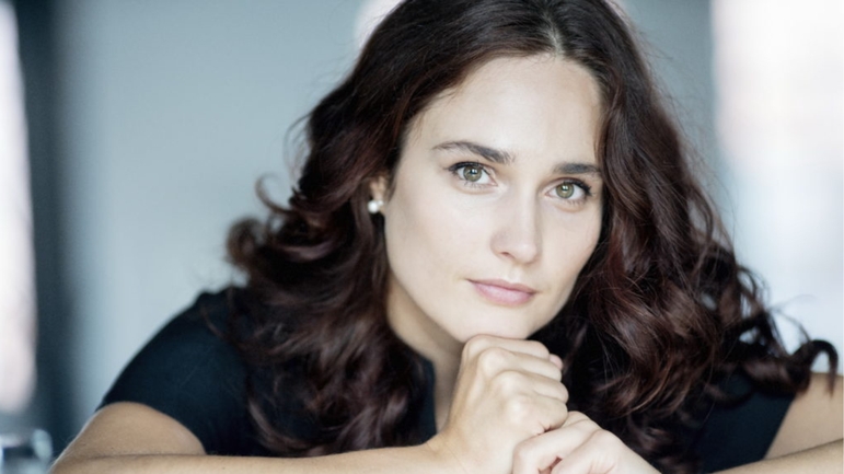 Anna Vinnitskaya und Studierende auf dem Kultur Gut Hasselburg